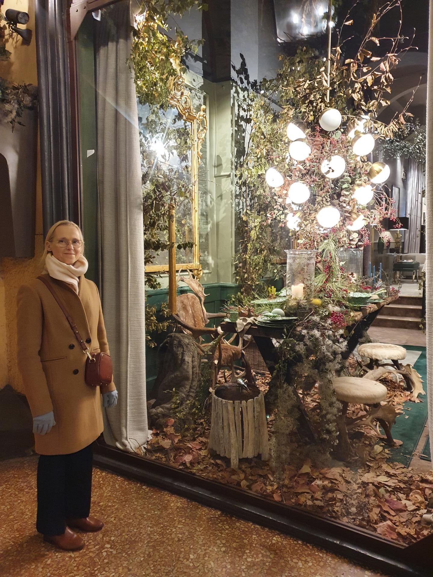 Nathalie Lefort devant le Showroom de Fabrizio Cocchi à Bologne